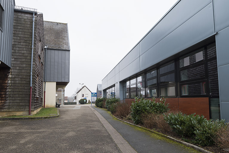 Depuis le nord, vue entre le bâtiment d'externat et les ateliers, face à la place. © Mary Ruffinoni / Région Bourgogne-Franche-Comté, Inventaire du patrimoine - 2015
