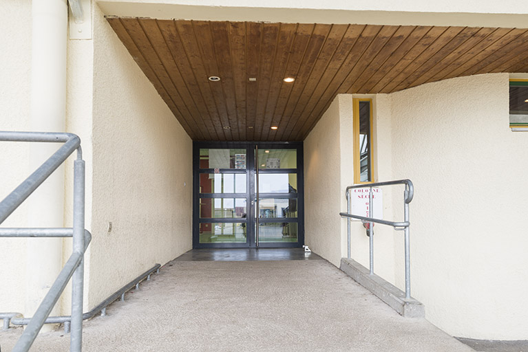 Détail de l'entrée du bâtiment abritant la vie scolaire. © Mary Ruffinoni / Région Bourgogne-Franche-Comté, Inventaire du patrimoine - 2015