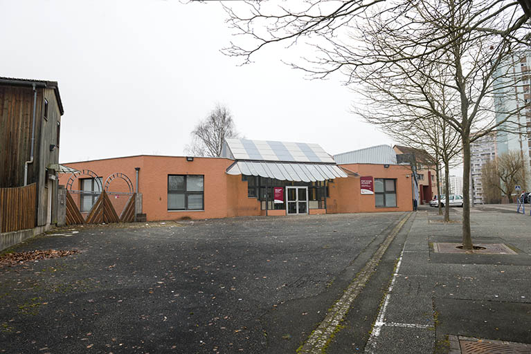 Vue sur l'entrée depuis la rue de Zaporojie à l'est. © Mary Ruffinoni / Région Bourgogne-Franche-Comté, Inventaire du patrimoine - 2015
