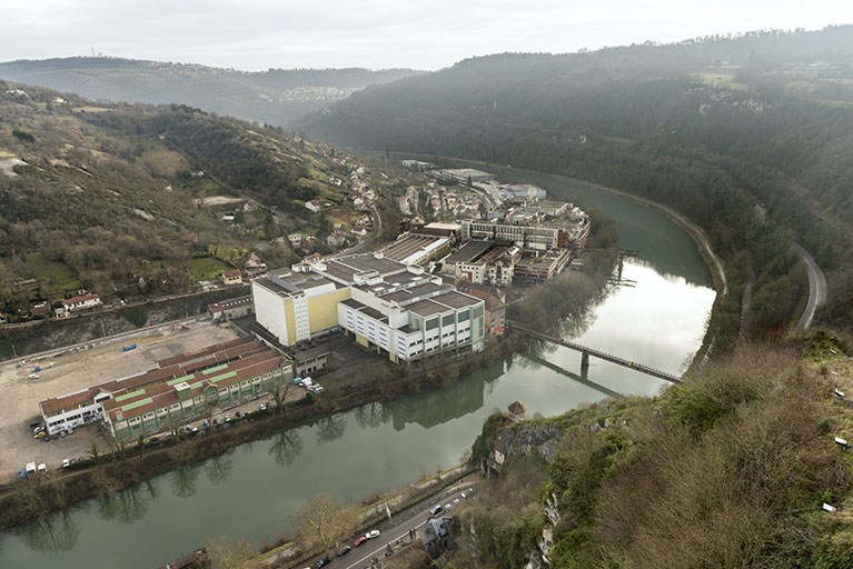 Etat en 2016. Vue d'ensemble (rapprochée) plongeante sur le site, depuis l'ouest. © Sonia Dourlot / Région Bourgogne-Franche-Comté, Inventaire du patrimoine - 2016