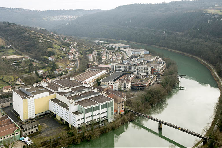 Etat en 2016. Vue d'ensemble plongeante sur les usines B (ateliers d'étirage tergal et d'ourdissage), A et C, depuis l'ouest. © Sonia Dourlot / Région Bourgogne-Franche-Comté, Inventaire du patrimoine - 2016