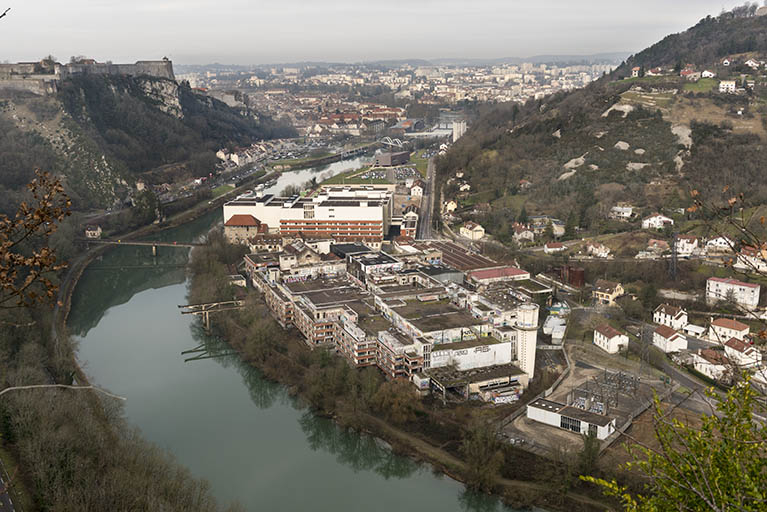 Etat en 2016. Vue d'ensemble plongeante sur le site, depuis le sud. © Sonia Dourlot / Région Bourgogne-Franche-Comté, Inventaire du patrimoine - 2016