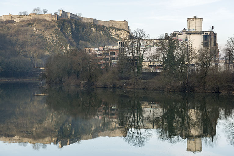 Etat en 2016. Usine A : centrale frigorifique et filatures, depuis la rive gauche du Doubs à l'est. © Sonia Dourlot / Région Bourgogne-Franche-Comté, Inventaire du patrimoine - 2016