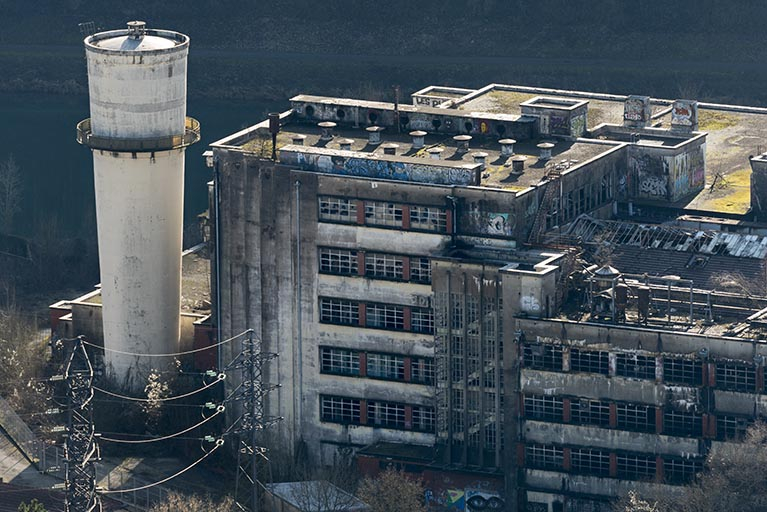 Etat en 2016. Usine A : extrémité de la filature nylon et château d'eau. © Sonia Dourlot / Région Bourgogne-Franche-Comté, Inventaire du patrimoine - 2016