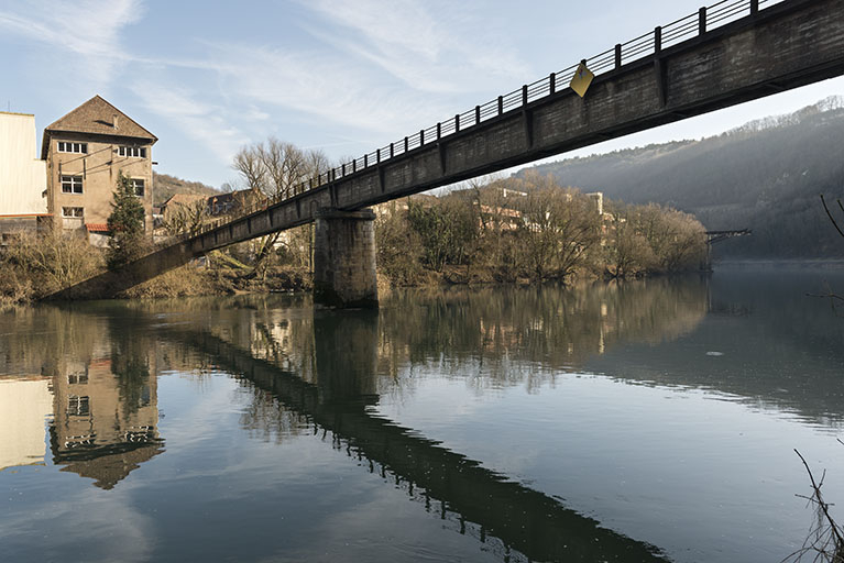 Etat en 2016. Usine B : transformateur et passerelle, depuis le chemin de halage rive gauche du Doubs. © Sonia Dourlot / Région Bourgogne-Franche-Comté, Inventaire du patrimoine - 2016