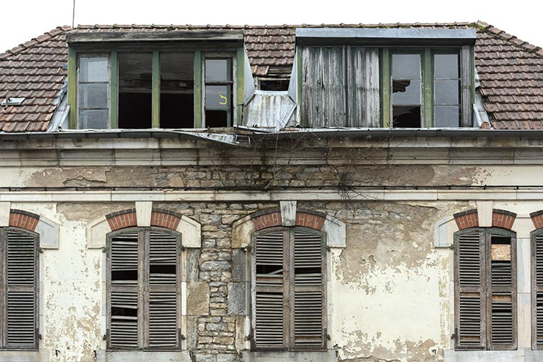 Etat en 2016. Usine A : baies à l'étage carré et à l'étage en surcroît de la conciergerie, côté rue. © Sonia Dourlot / Région Bourgogne-Franche-Comté, Inventaire du patrimoine - 2016