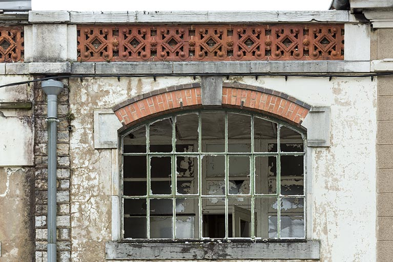 Etat en 2016. Usine A : baie à l'étage carré de la conciergerie et du local syndical, côté rue. © Sonia Dourlot / Région Bourgogne-Franche-Comté, Inventaire du patrimoine - 2016