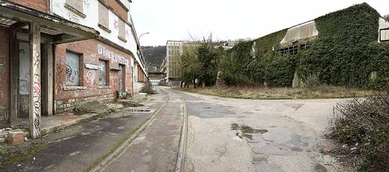 Etat en 2016. Usine A : allée centrale depuis l'entrée. Conciergerie et atelier de réparation à gauche. © Sonia Dourlot / Région Bourgogne-Franche-Comté, Inventaire du patrimoine - 2016