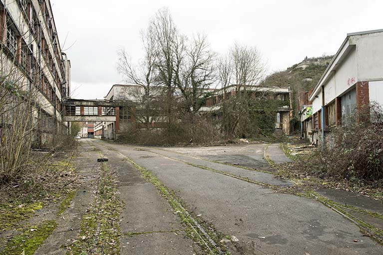 Etat en 2016. Usine A : allée centrale depuis le fond de l'usine, à l'est. Filature nylon à gauche, chaufferie et laboratoire au centre, atelier de réparation des corps d'état à droite. © Sonia Dourlot / Région Bourgogne-Franche-Comté, Inventaire du patrimoine - 2016