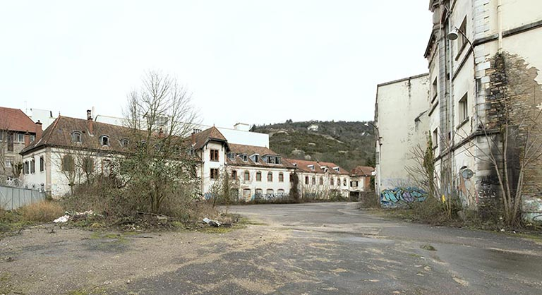 Etat en 2016. Usine A : façade sur cour des bureaux, de trois quarts gauche. © Sonia Dourlot / Région Bourgogne-Franche-Comté, Inventaire du patrimoine - 2016