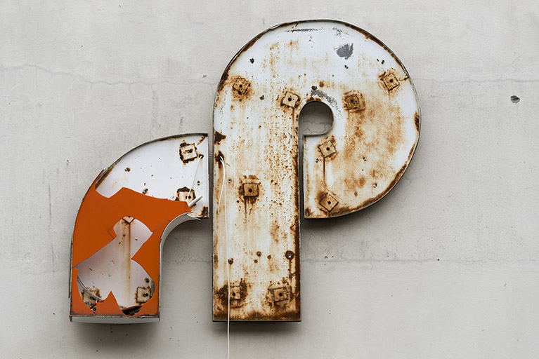 Etat en 2016. Usine A : enseigne RP ruinée, à l'extrémité occidentale de l'étirage tergal. © Sonia Dourlot / Région Bourgogne-Franche-Comté, Inventaire du patrimoine - 2016