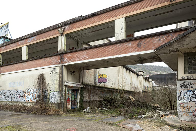 Etat en 2016. Usine A : passerelle de jonction entre les ateliers d'étirage tergal (S à gauche et V à droite). © Sonia Dourlot / Région Bourgogne-Franche-Comté, Inventaire du patrimoine - 2016