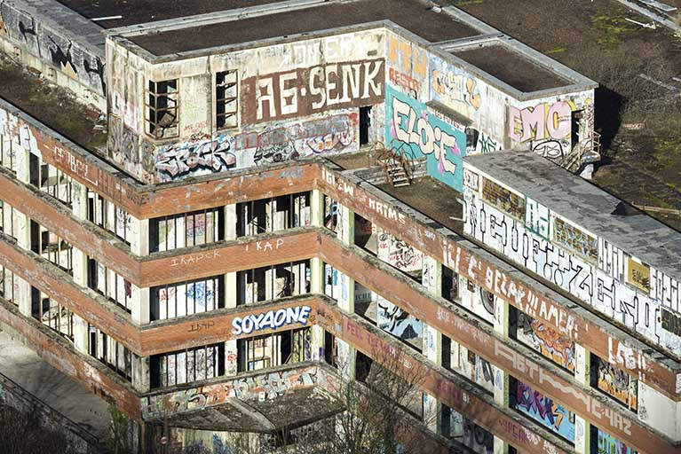 Etat en 2016. Usine A : vue plongeante sur un décrochement de la façade sud des ateliers d'étirage et filature tergal et nylon. © Sonia Dourlot / Région Bourgogne-Franche-Comté, Inventaire du patrimoine - 2016