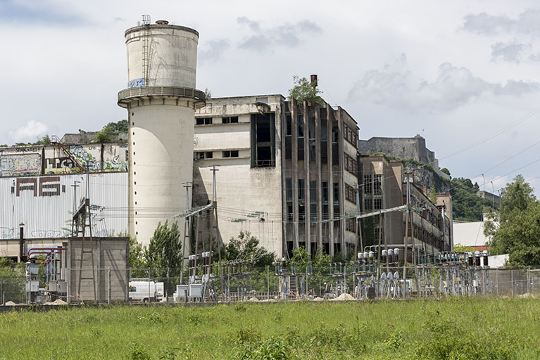 Etat en 2016. Usine A : façade nord de la filature nylon et château d'eau. © Sonia Dourlot / Région Bourgogne-Franche-Comté, Inventaire du patrimoine - 2016