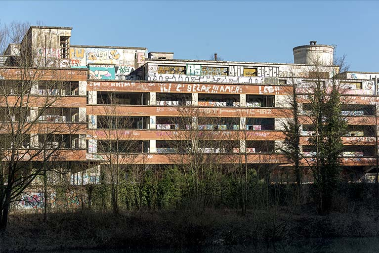 Etat en 2016. Usine A : façade sud de l'atelier d'étirage tergal et nylon. © Sonia Dourlot / Région Bourgogne-Franche-Comté, Inventaire du patrimoine - 2016