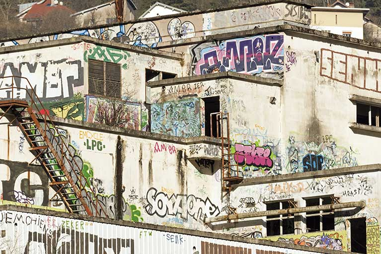 Etat en 2016. Usine A : tags sur l'atelier d'étirage tergal et nylon. © Sonia Dourlot / Région Bourgogne-Franche-Comté, Inventaire du patrimoine - 2016