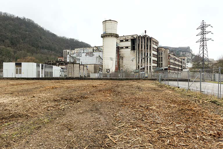 Etat en 2016. Usine A : vue d'ensemble de l'extrémité orientale, depuis l'emplacement de l'atelier de fabrication oriental (Z) détruit. © Sonia Dourlot / Région Bourgogne-Franche-Comté, Inventaire du patrimoine - 2016