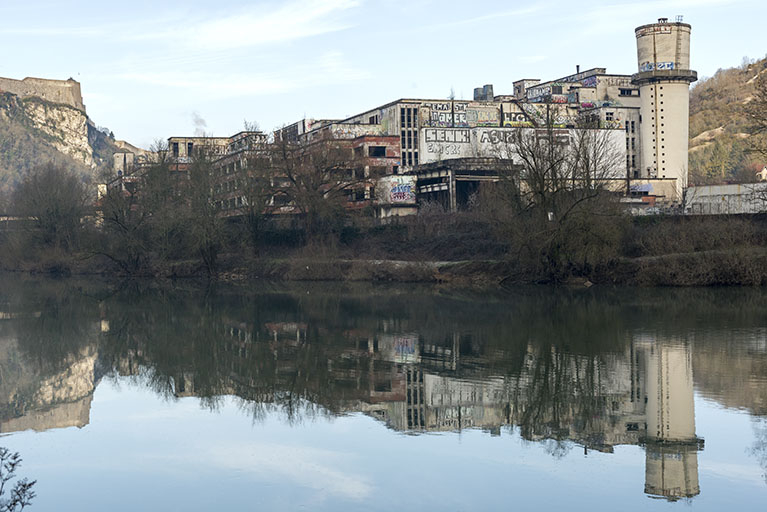 Etat en 2016. Usine A : extrémité orientale des ateliers d'étirage et filature tergal et nylon, avec le château d'eau. © Sonia Dourlot / Région Bourgogne-Franche-Comté, Inventaire du patrimoine - 2016