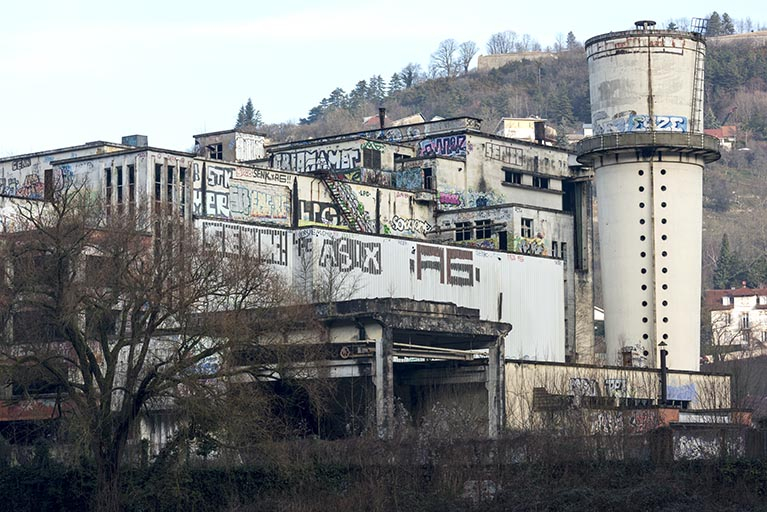 Etat en 2016. Usine A : extrémité orientale des ateliers d'étirage et filature tergal et nylon, avec le château d'eau, vus de trois quarts. © Sonia Dourlot / Région Bourgogne-Franche-Comté, Inventaire du patrimoine - 2016