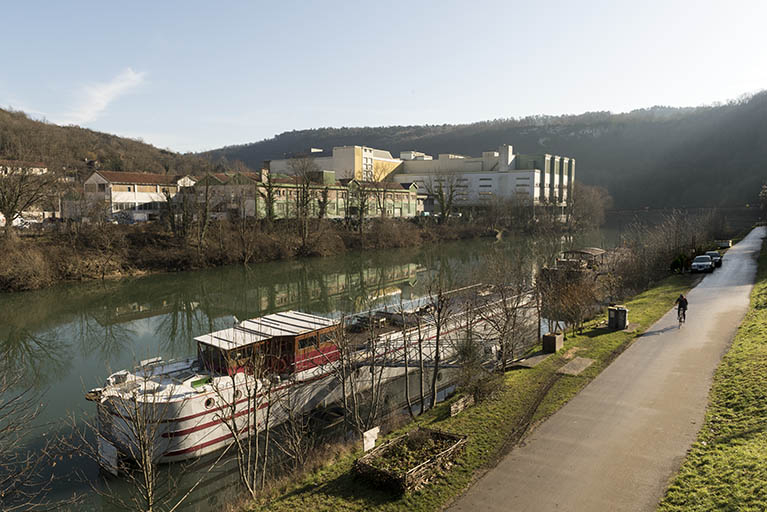 Etat en 2016. Usine B : vue d'ensemble depuis la rive gauche du Doubs, à l'ouest. © Sonia Dourlot / Région Bourgogne-Franche-Comté, Inventaire du patrimoine - 2016
