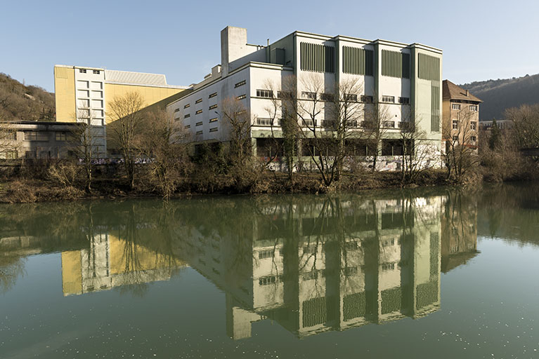 Etat en 2016. Usine B : façade sur le Doubs des ateliers d'étirage tergal et d'ourdissage, de trois quarts gauche. © Sonia Dourlot / Région Bourgogne-Franche-Comté, Inventaire du patrimoine - 2016