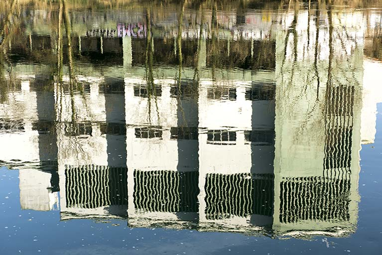Etat en 2016. Usine B : reflets sur le Doubs de la façade des ateliers d'étirage tergal et d'ourdissage. © Sonia Dourlot / Région Bourgogne-Franche-Comté, Inventaire du patrimoine - 2016