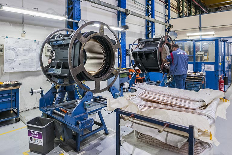 Atelier de bobinage. Montage des barres de cuivre. © Jérôme Mongreville / Région Bourgogne-Franche-Comté, Inventaire du patrimoine - 2016