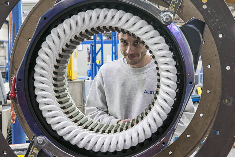 Atelier de bobinage. Montage des barres de cuivre sur un stator. © Jérôme Mongreville / Région Bourgogne-Franche-Comté, Inventaire du patrimoine - 2016