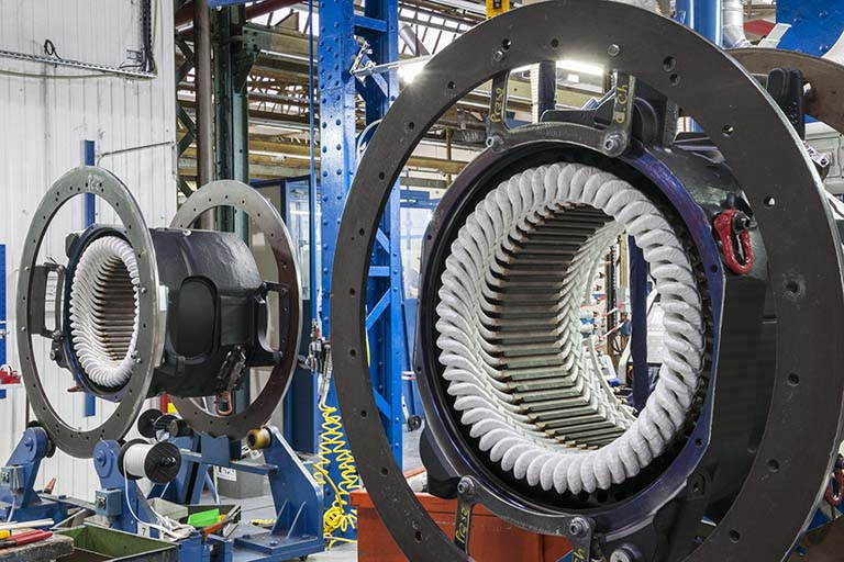 Atelier de bobinage. Stators équipés de barres de cuivre. © Jérôme Mongreville / Région Bourgogne-Franche-Comté, Inventaire du patrimoine - 2016