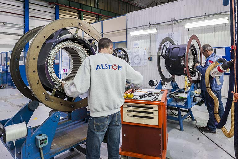 Atelier de bobinage. Montage des barres de cuivre sur les stators. © Jérôme Mongreville / Région Bourgogne-Franche-Comté, Inventaire du patrimoine - 2016