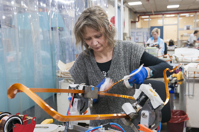 Isolation manuelle des barres de cuivre. © Jérôme Mongreville / Région Bourgogne-Franche-Comté, Inventaire du patrimoine - 2016