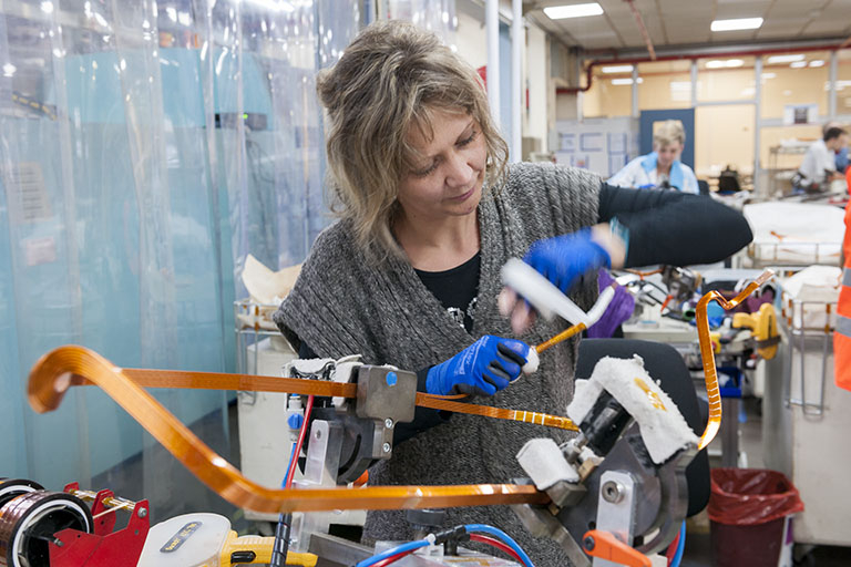 Isolation manuelle des barres de cuivre. © Jérôme Mongreville / Région Bourgogne-Franche-Comté, Inventaire du patrimoine - 2016