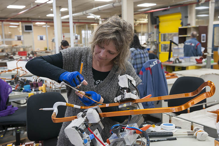 Isolation manuelle des barres de cuivre. © Jérôme Mongreville / Région Bourgogne-Franche-Comté, Inventaire du patrimoine - 2016