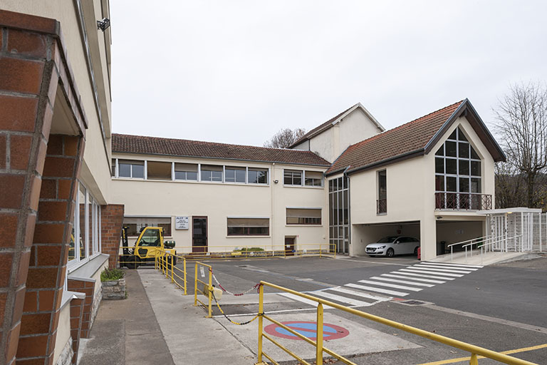 Bâtiments d'entrée (conciergerie et bureaux). © Jérôme Mongreville / Région Bourgogne-Franche-Comté, Inventaire du patrimoine - 2016