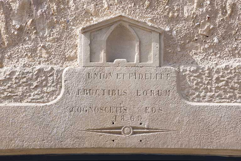 Mur-pignon est. Détail du linteau. © Jérôme Mongreville / Région Bourgogne-Franche-Comté, Inventaire du patrimoine - 2016