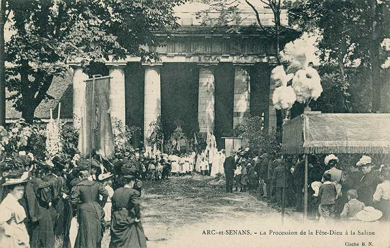 Arc-et-Senans - La procession de la Fête-Dieu à la saline, carte postale, s.d. [fin 19e ou début 20e siècle]. © Raphaël Favereaux / Région Bourgogne-Franche-Comté, Inventaire du patrimoine - 2016