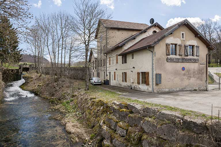 Vue depuis l'ouest : le Bief Rouge et le moulin. © Jérôme Mongreville / Région Bourgogne-Franche-Comté, Inventaire du patrimoine - 2016