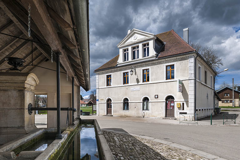 Vue de trois quarts, depuis la fontaine. © Jérôme Mongreville / Région Bourgogne-Franche-Comté, Inventaire du patrimoine - 2016