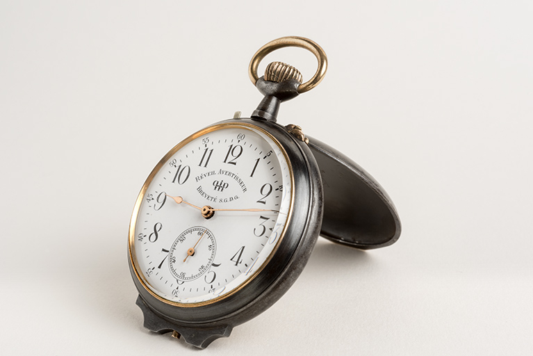 Montre de gousset mécanique dite réveil avertisseur Hipp (1er quart 20e siècle), de la société Parrenin et Faivre (aux 5-9 rue Hippolyte Parrenin). © Sonia Dourlot / Région Bourgogne-Franche-Comté, Inventaire du patrimoine - 2016 Montre de gousset mécanique dite réveil avertisseur Hipp (1er quart 20e siècle), de la société Parrenin et Faivre (aux 5-9 rue Hippolyte Parrenin). © Sonia Dourlot / Région Bourgogne-Franche-Comté, Inventaire du patrimoine - 2016