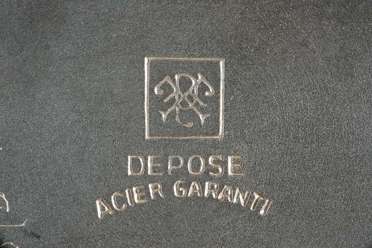 Intérieur du fond : logotype de la société Pierre Frainier et Fils et inscription. © Sonia Dourlot / Région Bourgogne-Franche-Comté, Inventaire du patrimoine - 2016 Intérieur du fond : logotype de la société Pierre Frainier et Fils et inscription. © Sonia Dourlot / Région Bourgogne-Franche-Comté, Inventaire du patrimoine - 2016