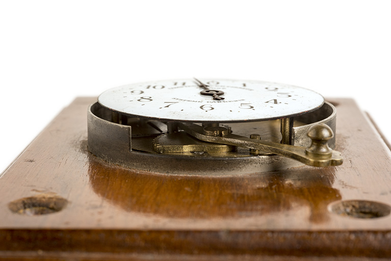 Face supérieure : cadran et mécanisme, vus de profil. © Sonia Dourlot / Région Bourgogne-Franche-Comté, Inventaire du patrimoine - 2016