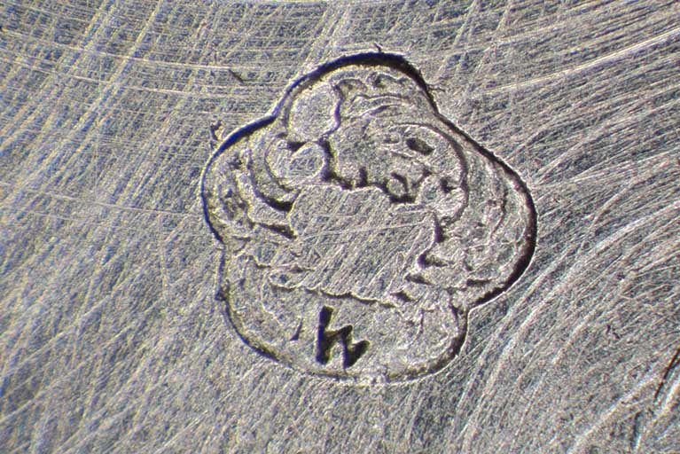 Poinçon au crabe avec le différent de Besançon entre les pattes, insculpé sur le fond. © Sonia Dourlot / Région Bourgogne-Franche-Comté, Inventaire du patrimoine - 2016