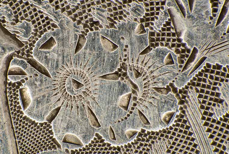 Face inférieure : détail de la gravure (fleur). © Sonia Dourlot / Région Bourgogne-Franche-Comté, Inventaire du patrimoine - 2016