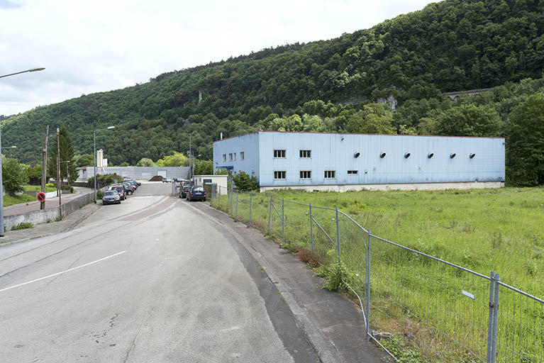 Etat en 2016. Usine A : bâtiment récent construit à son extrémité orientale, avec l'usine C en arrière-plan. © Sonia Dourlot / Région Bourgogne-Franche-Comté, Inventaire du patrimoine - 2016