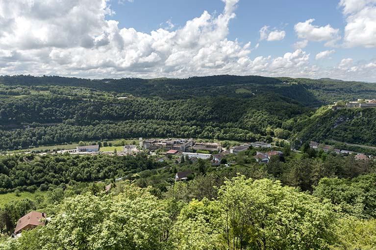 Vue d'ensemble plongeante sur le site, depuis le nord. © Sonia Dourlot / Région Bourgogne-Franche-Comté, Inventaire du patrimoine - 2016