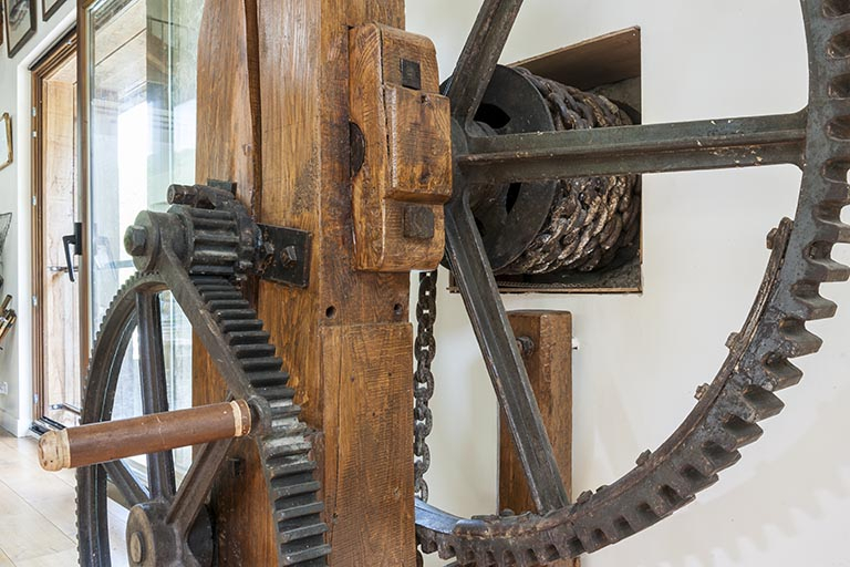 Détail du mécanisme. Manivelle, engrenages et chaîne. © Jérôme Mongreville / Région Bourgogne-Franche-Comté, Inventaire du patrimoine - 2016