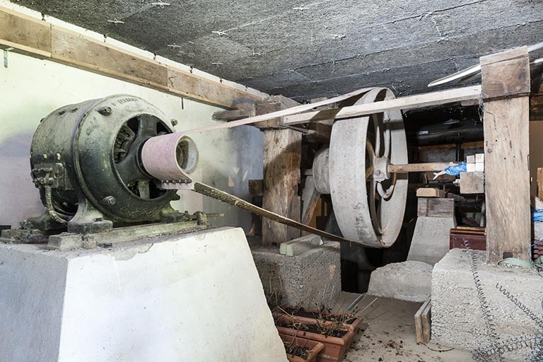 Rez-de-chaussée. Moteur auxiliaire électrique. © Jérôme Mongreville / Région Bourgogne-Franche-Comté, Inventaire du patrimoine - 2016