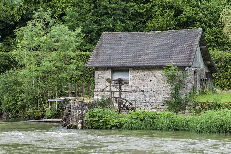 Façade est du bâtiment d'eau, et roue hydraulique pendante. © Jérôme Mongreville / Région Bourgogne-Franche-Comté, Inventaire du patrimoine - 2016