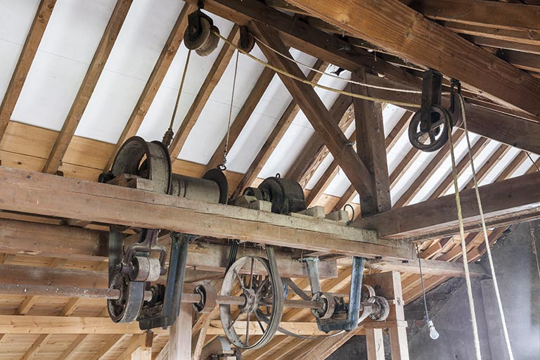 Etage en surcroît. Système de transmission et d'enroulement du monte-sac. © Jérôme Mongreville / Région Bourgogne-Franche-Comté, Inventaire du patrimoine - 2016 Etage en surcroît. Système de transmission et d'enroulement du monte-sac. © Jérôme Mongreville / Région Bourgogne-Franche-Comté, Inventaire du patrimoine - 2016