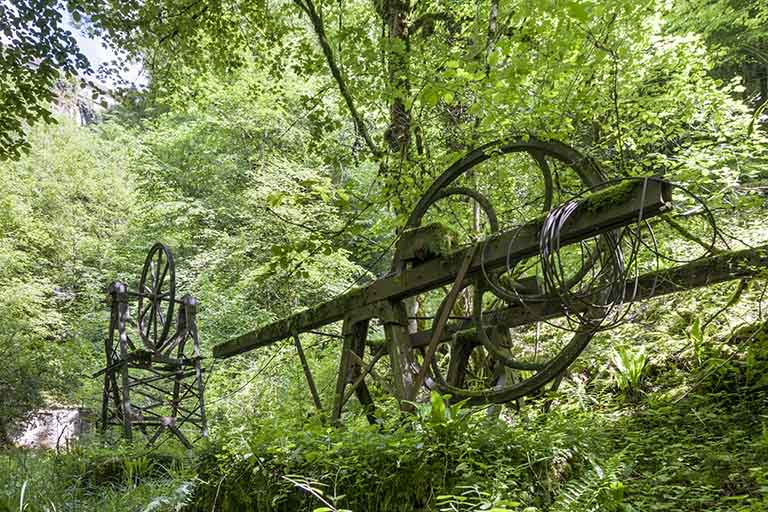 Supports métalliques de la transmission par câble. © Jérôme Mongreville / Région Bourgogne-Franche-Comté, Inventaire du patrimoine - 2016